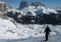 Włoski ośrodek narciarski Canazei w dolomitach