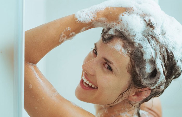 mycie włosów szamponem