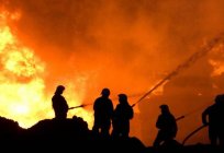 La eliminación de un incendio es el continuo trabajo de los bomberos