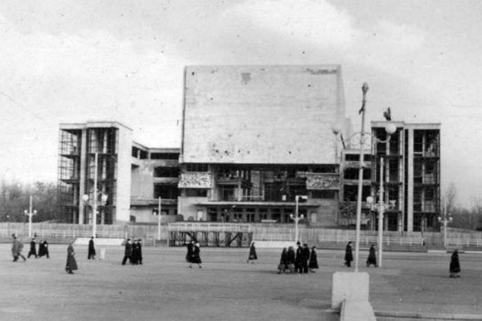  روستوف ساحة المسرح الصورة