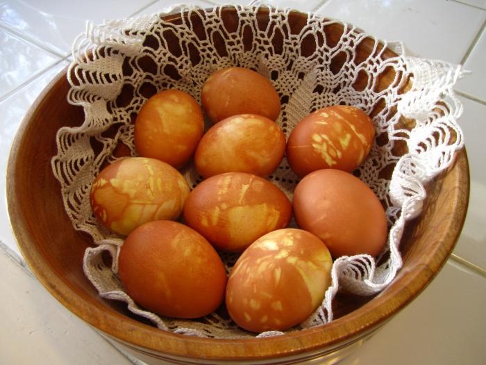jak malować jajka wywarze z łuski