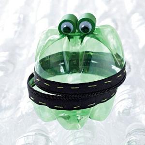 如何做一个青蛙从一个塑料瓶？