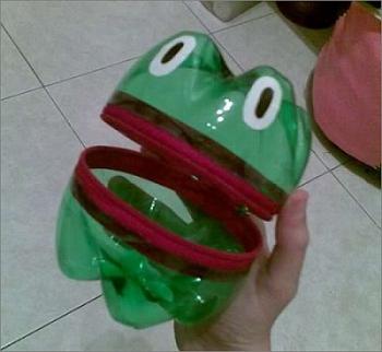 青蛙从塑料瓶的照片。
