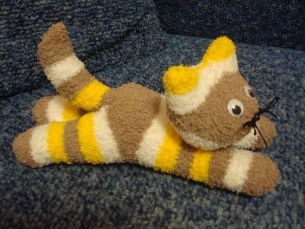 怎么做一只小猫一只袜子与他们的手