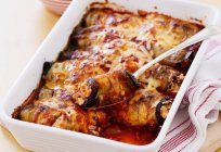 Braised eggplant with sour cream and vegetables baked under cheese crust