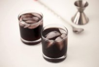 Oryginalna czarna wódka: opis, historia i sposoby picia