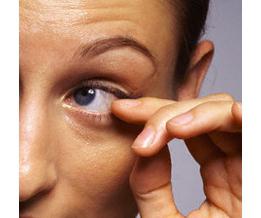 如何消除斑点从眼睛