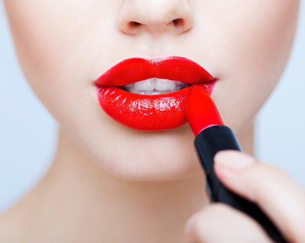 maquillaje de labios rojos
