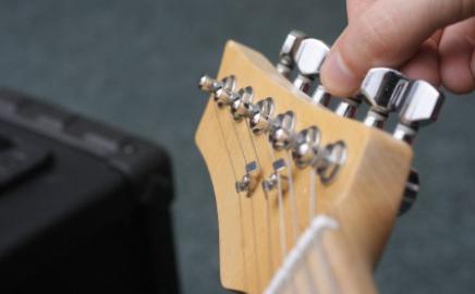 how to tune your guitar on the tuner