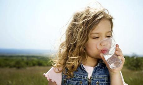 ¿por qué es necesario beber más agua 