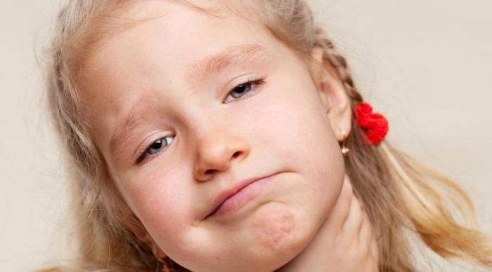 die Anzeichen von Halsschmerzen bei Kindern