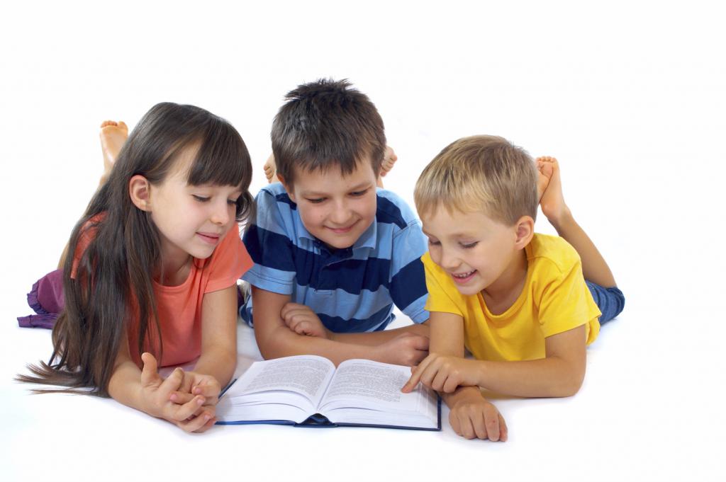 los niños leen el libro