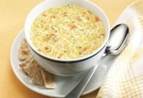 Bereiten Sie eine leckere Suppe mit Nudeln und Huhn