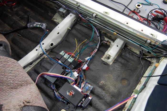a instalação de alarme de carro de reprodução automática com suas próprias mãos