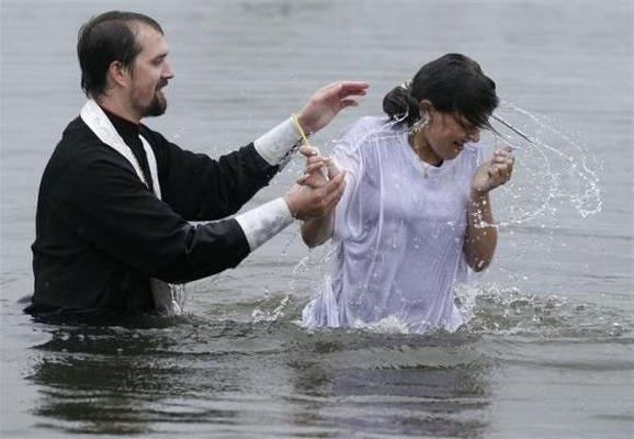 el rito del bautismo de un adulto