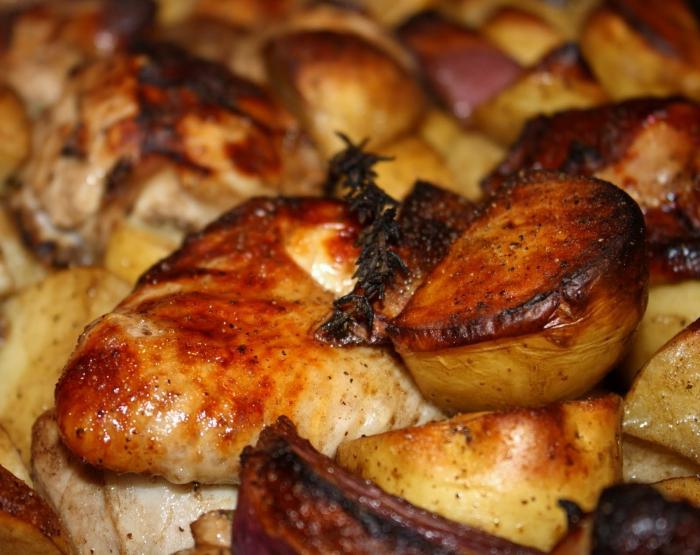 las patatas al horno con filetes de pollo
