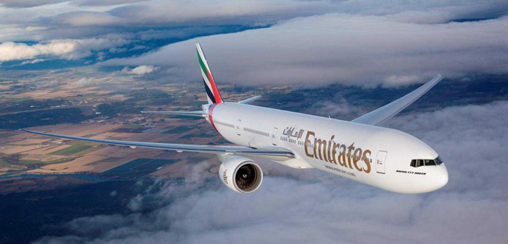el Avión de Emirates en el cielo