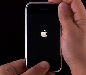 iphone 5 не ўключаецца, што рабіць з'яўляецца яблык і згасае