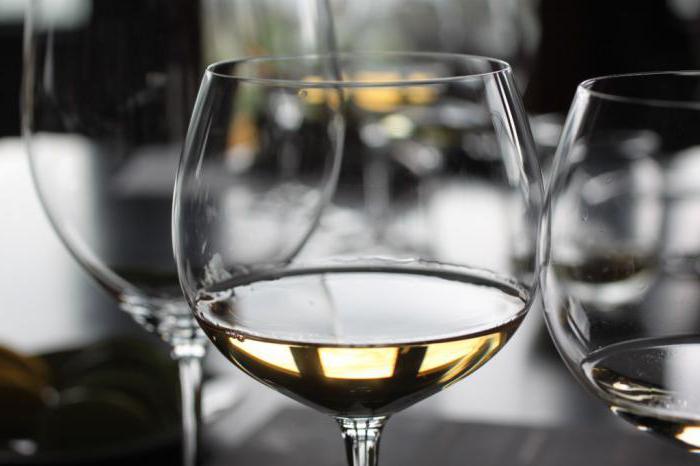 białe wino korzyści i szkody dla żołądka