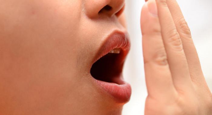 usunąć zapach czosnku z ust