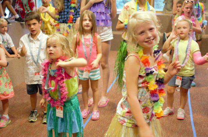 Hawaiian party for kids with their hands