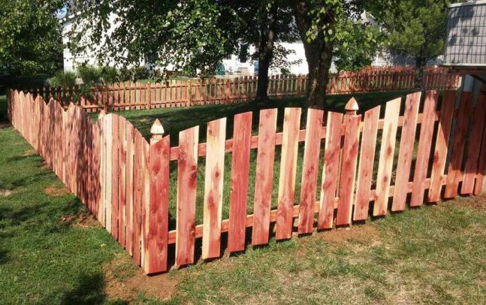 uma cerca de madeira que pintar uma cerca de madeira