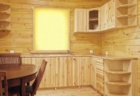 Küchenset aus Holz mit Ihren Händen: Foto