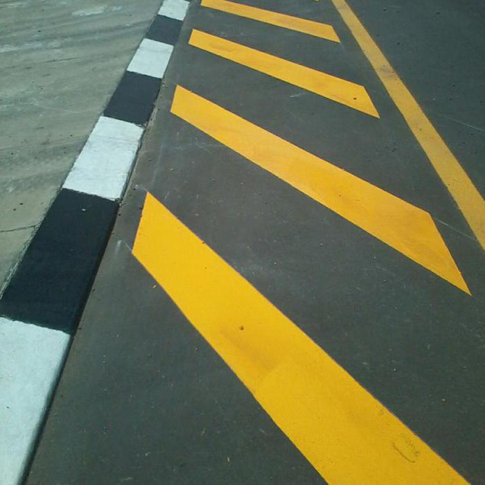 Żółte znaki wzdłuż drogi