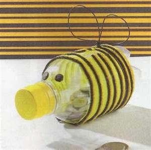 蜜蜂从塑料瓶